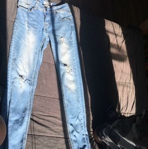 Two-button rip cuff skinny jeans